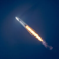 La razón oculta por la que Elon Musk lanza satélites de archienemigos como Jeff Bezos: el espectro radioeléctrico