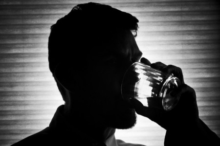 Beber alcohol en exceso, también vinculado al dolor de espalda