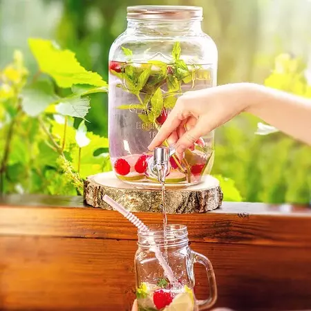 Los mejores juegos de vasos y jarras para tener invitados en la terraza