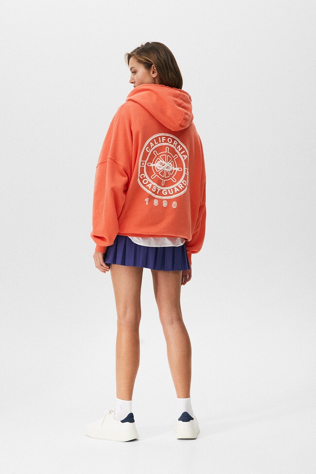 Pull & Bear lo tiene claro esta primavera las sudaderas seguirán