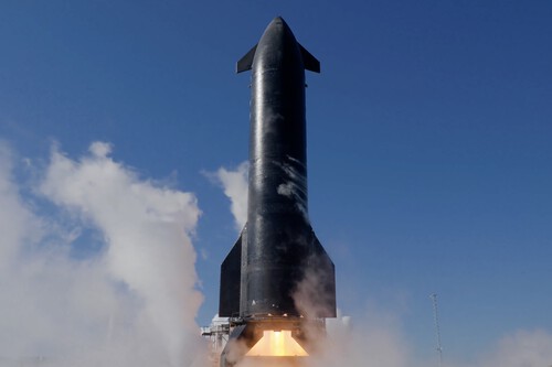 La nave Starship 35 de SpaceX durante una prueba de encendido de larga duración