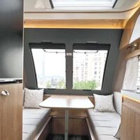 Esta caravana tiene menos espacio que muchos minipisos de Madrid, pero está mejor aprovechada: tiene baño, cocina y hasta tres camas