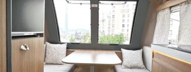 Ni autocaravana, ni furgoneta camper: esta mini caravana del tamaño de un Toyota Aygo esconde baño, cocina y es ideal para una pareja
