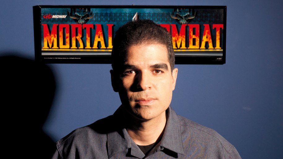 Desde el lanzamiento de Mortal Kombat en 1992, Ed Boon no ha dejado de trabajar en el género que le ha dado la fama. ¿Cómo es compartir trabajo con un talento de su calibre? Hablamos con Derek Kirtzic, uno de los principales diseñadores del juego: &quot;Ed nunca abandona la oficina: trabaja y juega constantemente, siempre pensando en qué hacer o cómo mejorar el género&quot;. ¿Qué significa para Boon las palabras Mortal Kombat? &quot;Mortal Kombat es el hijo de Ed. No le veo parando pronto: Netherrealm está compuesto por miembros apasionados por el género y la franquicia: muchos de nosotros éramos los niños que jugábamos a Mortal Kombat en los 90&quot;.