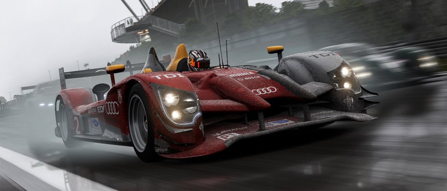 Ha tardado pero por fin está aquí el agua. La lluvia lleva años bañando los circuitos de los grandes juegos de velocidad del mercado, pero debuta en la simulación de Forza con esta entrega. Sus gotas que caen sobre el asfalto y los charcos tridimensionales que se forman provocan efectos que en las primeras partidas van a ser difíciles de anticipar, pero que siempre ofrecen unos resultados de naturalidad perfectos. Entrar en un charco con sólo los neumáticos de un costado o superarlo en plena maniobra de giro pueden ser un suicidio, y algo que vamos a ir aprendiendo por las malas. El programa, en su obsesiva idea de ser realista, sitúa además los charcos en las zonas auténticas en las que se acumulan en los circuitos. 