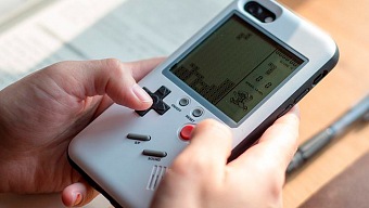 Así es la carcasa que convierte tu teléfono en una auténtica Game Boy