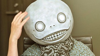 ¿Por qué oculta su rostro Yoko Taro? El director de NieR lo explica