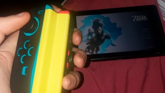 El ingenioso artilugio que permite a un aficionado jugar a Zelda: Breath of the Wild con una sola mano