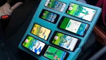 La policía encontró a un conductor jugando a Pokémon GO con ocho teléfonos a la vez