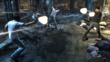 John Woo dirige Stranglehold y deja en él su firma. Espectaculares tiroteos, acrobacias imposibles, palomas por doquier y un omnipresente recurso en forma de cámara lenta. 