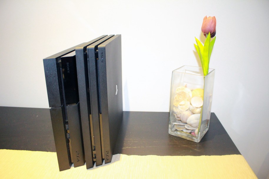 Izquierda: PS4 Estándar. Derecha: PS4 Pro.