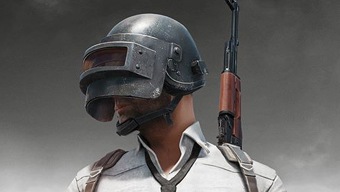 Un hombre disfrazado de personaje de PUBG detiene a un ladrón golpeándole con una sartén