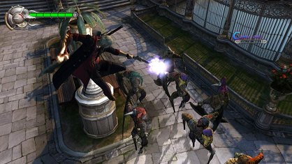 Una de las cosas más impresionantes de Devil May Cry 4 son los combos que podemos realizar en el aire gracias al puño de Nero. La combinación puño – espada funciona de maravilla.