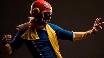 Esta imagen no es un render ni una figura de Smash Bros: ¡es un cosplay de Captain Falcon!
