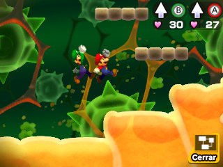 Parte de la aventura transcurre en la pantalla inferior, con elementos plataformeros en los que manejamos a los hermanos Mario y Luigi.
