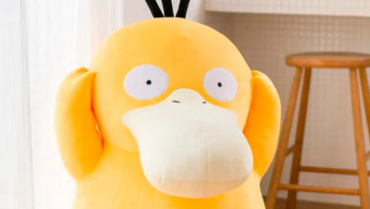 Un peluche gigante de Psyduck cerca de 250 euros: así es el nuevo y adorable juguete de Pokémon