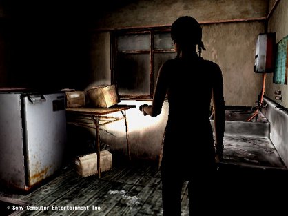 En los decorados abundan las zonas en penumbra, con niebla o con pequeños puntos de luz. Y aunque la ambientación no llega ser excepcional, si que consigue transmitir esa sensación de miedo que se espera.