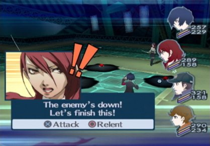 Aunque las batallas sean por turnos, el dinamismo del que se impregna la acción es sobresaliente. Esto se explica por hechos como el de la imagen, donde nuestros compañeros de equipo sugerirán ataques especiales de “todos a una” (que podremos aceptar o no con la pulsación de un botón), además de hacer todo tipo de comentarios durante la batalla. Adicionalmente, nuestra superiora podrá darnos información sobre las debilidades del enemigo en la distancia, algo que aprovecharemos para sacar a relucir los poderes de nuestra “persona”. 