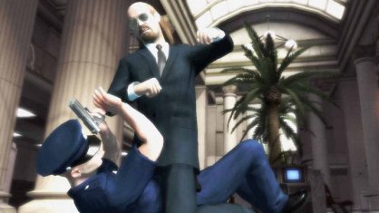 Kane & Lynch: Dead Men es un juego muy violento, y desde luego no apto para menores. Innumerables muertes de civiles sin importar si son hombres o mujeres, y unos diálogos plagados de palabras mal sonantes hacen que el juego se gane el +18 a pulso.