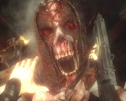 Pocas veces la perspectiva en primera persona había dado tanto de sí. Durante esta secuencia, un personaje de ultratumba consigue darnos caza y tumbarnos contra el suelo. Pulsando una secuencia de botones (muy al estilo Shenmue) lograremos zafarnos de su presencia. Serán momentos muy angustiosos donde incluso podremos escuchar los jadeos y gritos de nuestro protagonista.