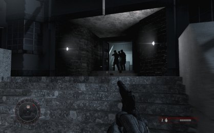 En caso de acumulación de enemigos la mejor opción es lanzarles una granada. Sólo unos pocos superdotados por encima de la media la percibirán y se apartarán para no perecer en la explosión.