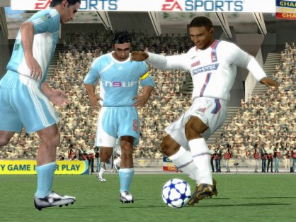 El nuevo sistema de inteligencia artificial de los jugadores da alas a este FIFA 08, reaccionando cada uno de ellos de acuerdo con factores mucho más realistas que en ediciones anteriores: oportunidad de tiro, proximidad de la defensa en las internadas o incluso las propias características físicas del jugador.