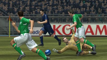 Las licencias siguen siendo uno de los principales problemas de Pro Evolution Soccer. Incomprensible, por ejemplo, que una competición de la importancia de la Premier League tenga tantos equipos punteros sin licencia oficial. 