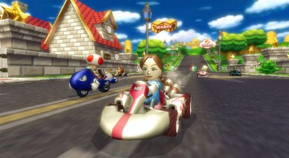 Karts y motocicletas compartirán carreras en un título que pondrá sobre el asfalto hasta a doce corredores de manera simultánea. Los personajes más representativos de Nintendo estarán presentes, pero también tendremos a los Miis, que como cualquier otro piloto, usarán los clásicos ítems en forma de conchas, de plátanos y de alguna que otra novedad como el bloque POW. Con el fin de avisarnos de la llegada de una concha, por ejemplo, el mando de Wii sonará, además de que veremos un aviso en pantalla.