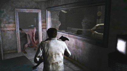 Vuelve Silent Hill y con él sus clásicos clichés estéticos: El áspero grano en la imagen, la perpetua niebla y los interiores lúgubres y desconchados marca de la casa.