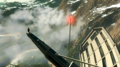 Los espectaculares escenarios de Just Cause 2 nos dejarán estampas tan impactantes como esta. Algunas instalaciones del enemigo son verdaderas fortalezas con la altura de montañas. 