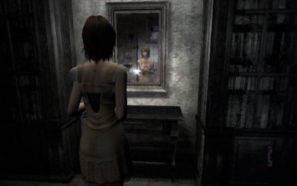 Con una cámara en tercera persona y situada a un lado del protagonista (al estilo Resident Evil 4) seremos capaces de apreciar entornos generosos en tamaño, detallados y con una ambientación muy oscura.