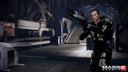 La posibilidad de editar nuestro vestuario debuta en Mass Effect 2. Las alternativas no son demasiado altas, pero ahora tenemos la capacidad de cambiar el aspecto de nuestra ropa para desplazarnos por la Normandía, así  como los trajes de combate.