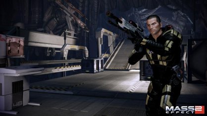 La posibilidad de editar nuestro vestuario debuta en Mass Effect 2. Las alternativas no son demasiado altas, pero ahora tenemos la capacidad de cambiar el aspecto de nuestra ropa para desplazarnos por la Normandía, así  como los trajes de combate.