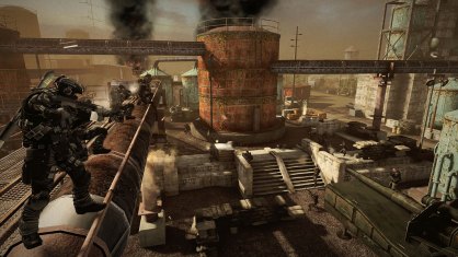 El OIC será  el Comandante en Jefe. Tendrá  canales separados para coordinar los diferentes platoons, y al estar en contacto directo con el combate reportará  a sus hombres bonus de combate y defensa.