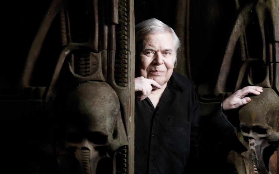 No deja de resultar sorprendente, aunque de alguna manera tenga una lógica tremenda, el conocer que el propio Giger que tanto hizo por el género de terror y las ambientaciones angustiosas y opresivas fuera, en realidad, presa de unos miedos propios que le atenazaban con demoledora constancia. A lo largo del artículo ya hemos hecho mención de su pavor a volar, que le recluyó notablemente en el viejo continente, pero también tenemos que contar que sufría de constantes terrores nocturnos. Esto, que impedía un descanso normal y constante, tenía en cambio el beneficio de que fue un constante combustible para su obra. Hasta tal punto es así que el creador dormía con un cuaderno cerca de la cama para que no se le olvidara nada de sus horribles sueños, y poder inmortalizar las criaturas que le atemorizaban en ellos. Éstas acabaron protagonizando algunas de sus más icónicas pinturas y esculturas. No es una forma de hablar cuando nos referimos a sus trabajos como una “obra de pesadilla”. 