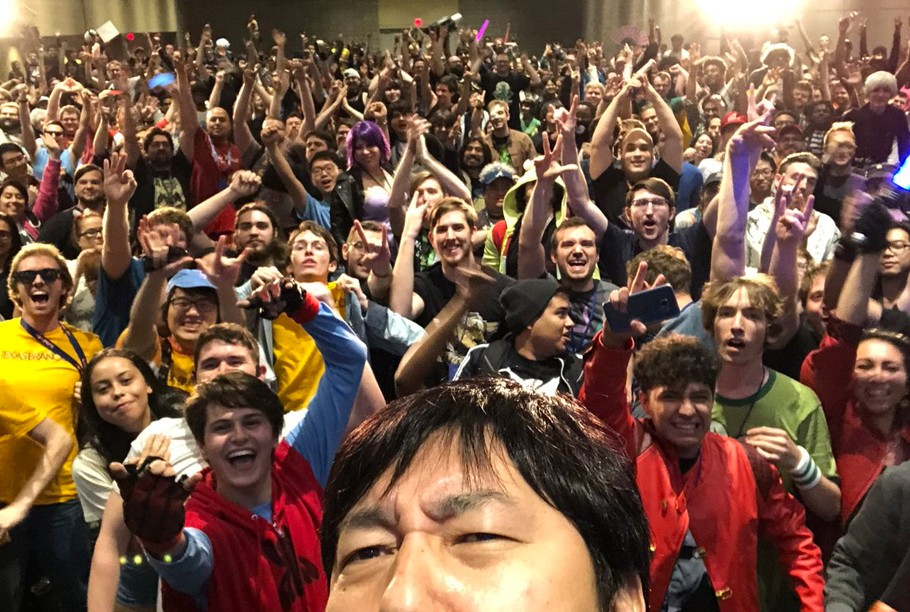Algo que caracteriza a Suda 51 es la energía que desprende frente al público. Foto en MomoCon, junto a cantidad de fans.