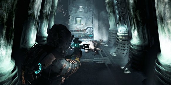 Dead Space 2 abre su jugabilidad también a arenas y salones, pero no faltan los clásicos y angustiosos pasillos repletos de sustos.