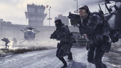 Modern Warfare 2 vuelve a premiar ligeramente la exploración de los escenarios de la campaña salpicándolos de ordenadores con Inteligencia Enemiga que podremos encontrar en los rincones más inesperados.