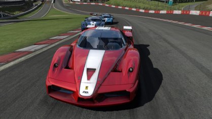 Ferrari sigue estando presente en Supercar con al menos el Enzo y el FXX, dos modelos que en mojado son terriblemente difíciles de controlar.