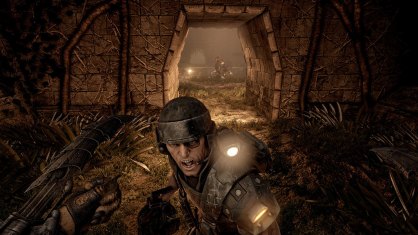 A excepción de los humanos, donde es muy rudimentario, el combate cuerpo a cuerpo goza de extraordinaria importancia en Aliens vs Predator. Las dos especies extraterrestres tienen ataques ligeros y pesados con sus garras.