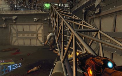 A pesar de lo que pudiera parecer el enemigo en pantalla no se mueve, y permanece completamente inerte ajeno al caos de su alrededor. Esta situación se repetirá muy a menudo, un brillante ejemplo de “Estupidez Artificial”.