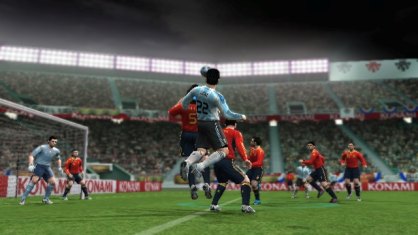 PES 2010 tiene su mayor fortaleza en el control. Apuntando a la pantalla y manejando nuestro cursor podremos tanto desplazar a jugadores como colocar el balón sobre el punto exacto del campo que deseemos.
