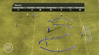 La posibilidad de tirar de pizarra y crear nuestras propias jugadas ensayadas para guardar y emplear en los partidos nos da una idea muy aproximada de lo en serio que se ha tomado EA Sports la vertiente táctica del programa.