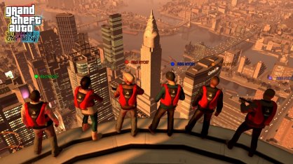 Prepárate para escenas multijugador tan espectaculares como esta. Práctica el salto base con tus amigos desde “los picos” más altos de Liberty City.