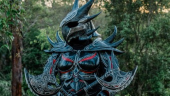 Esta réplica de la armadura daédrica de Skyrim a escala real es el sueño de todo fan de la saga