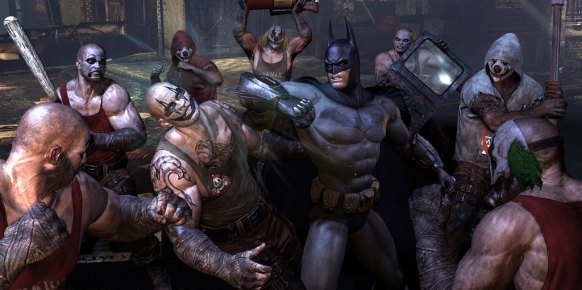 Si en Arkham Asylum ya había muchos combates en los que estábamos rodeados, ahora la cosa irá a peor, especialmente por la capacidad de los enemigos para coger elementos del escenario y golpearnos con ellos. 