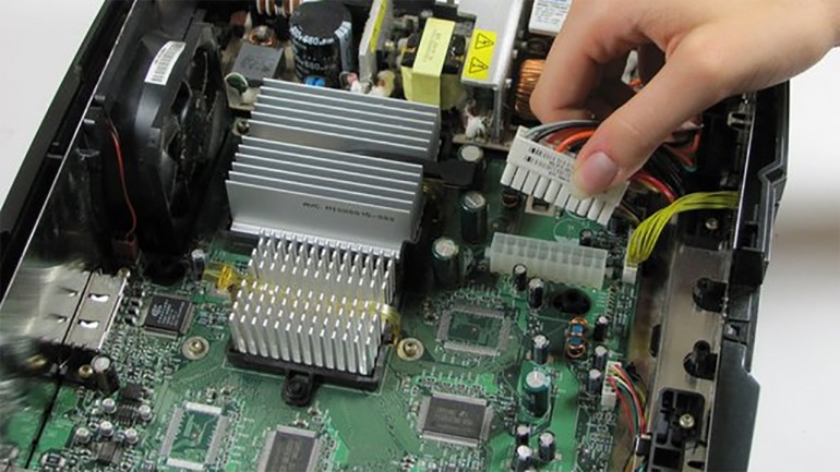Interior de una Xbox original. Pueden apreciarse en su interior su similitud con un PC tradicional; siendo la placa principal el elemento más discordante.// Imagen: iFixit.