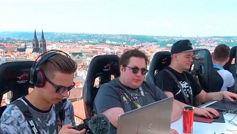 Celebran un torneo profesional de Counter-Strike colgados de una grúa